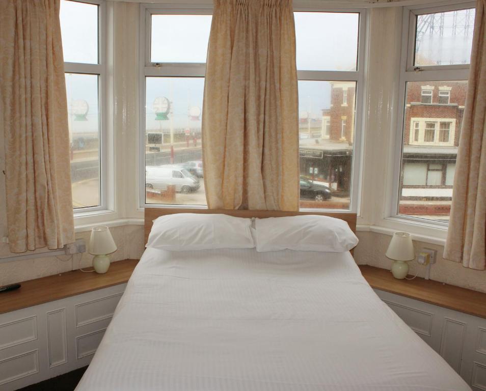 The Colwyn Hotel - Near Pleasure Beach Blackpool Esterno foto